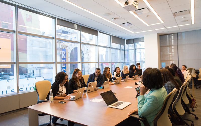 Équipe professionnelle africaine en réunion de travail